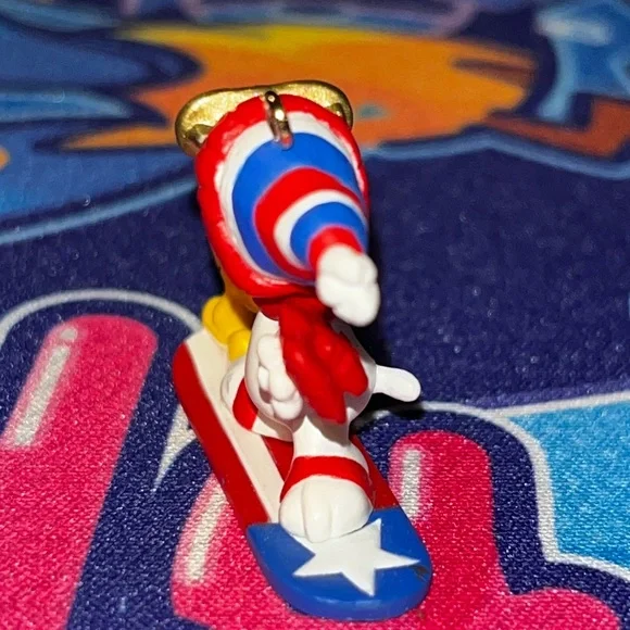 Hallmark Keepsake Miniature Christmas Ornament Peanuts Winter Fun Snoopy 2002 - Picture 7 of 8